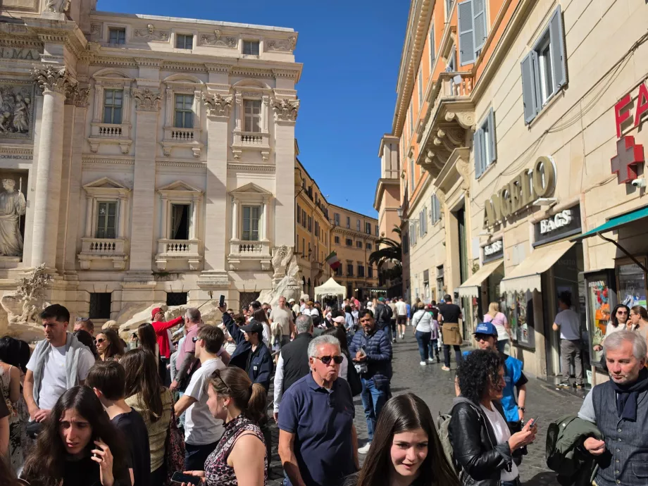 Trevi Çeşmesi'nin ücretli kısmı için kuyruk