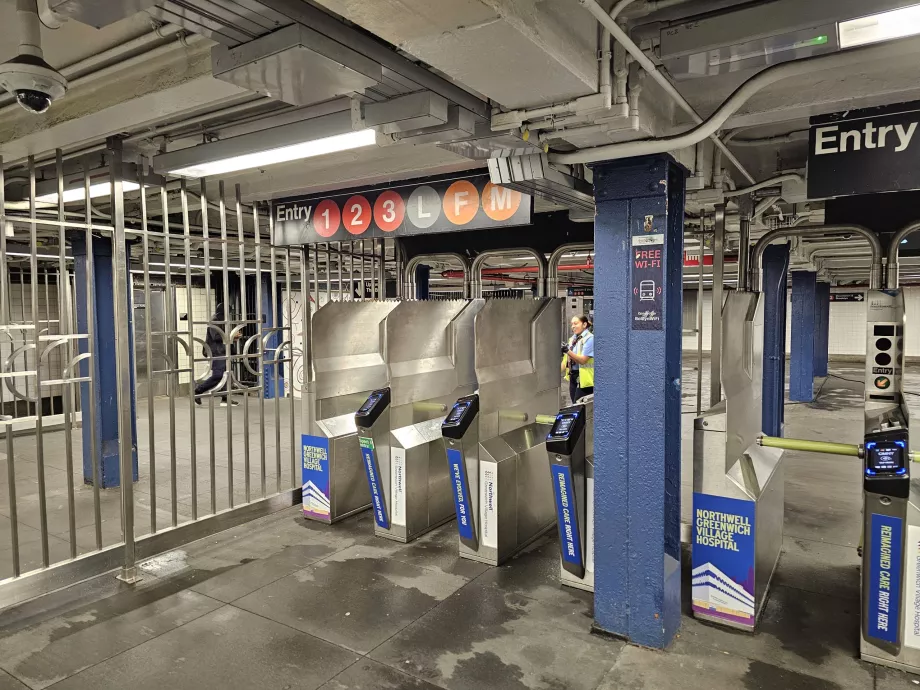 Metroya turnikeler aracılığıyla giriş