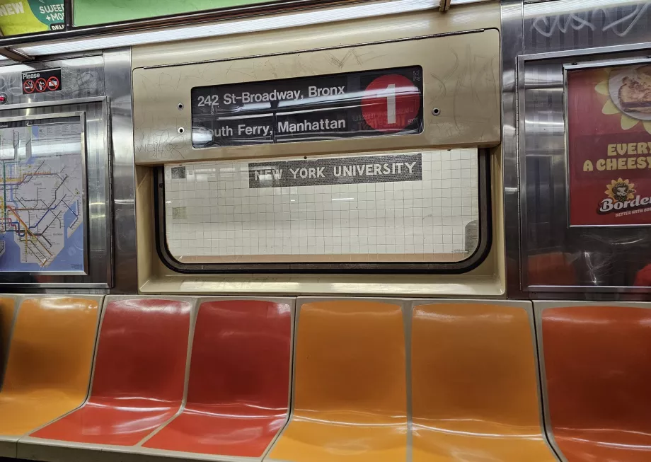 Eski bir metro aracının içi