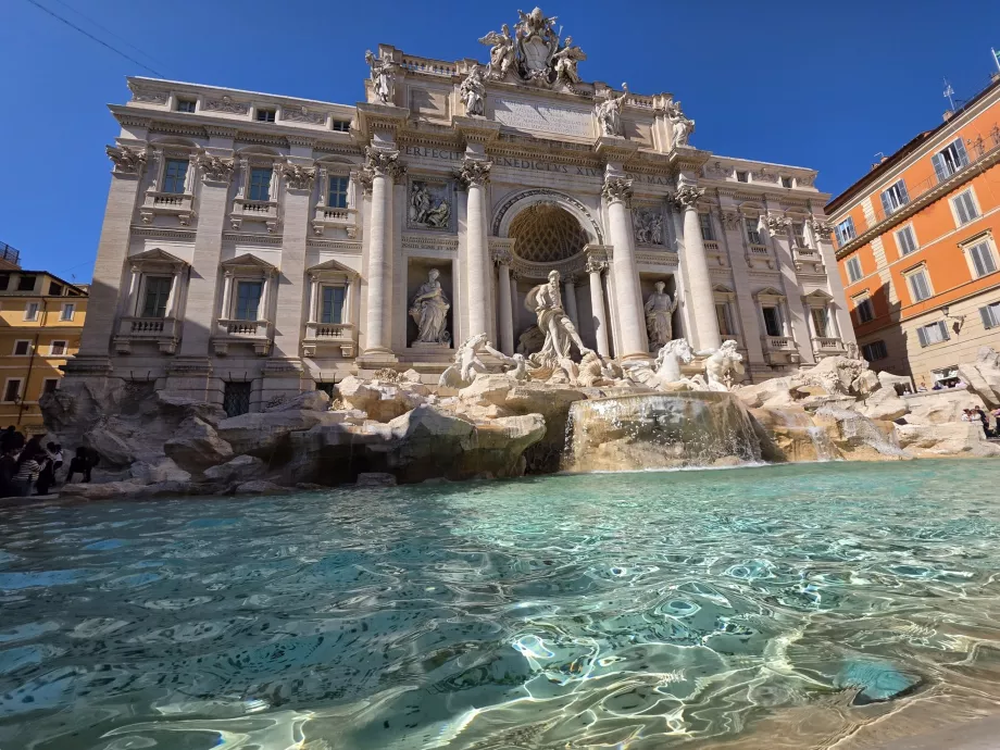 Fontana di Trevi, ücretli galeriden görünüm