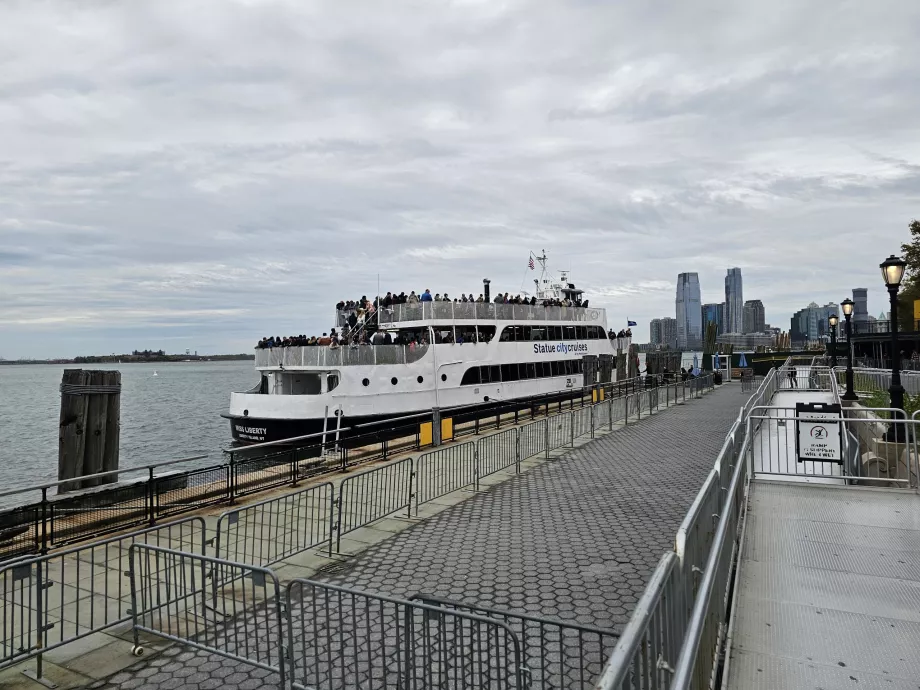 Tekne iskelesi Statue City Cruises