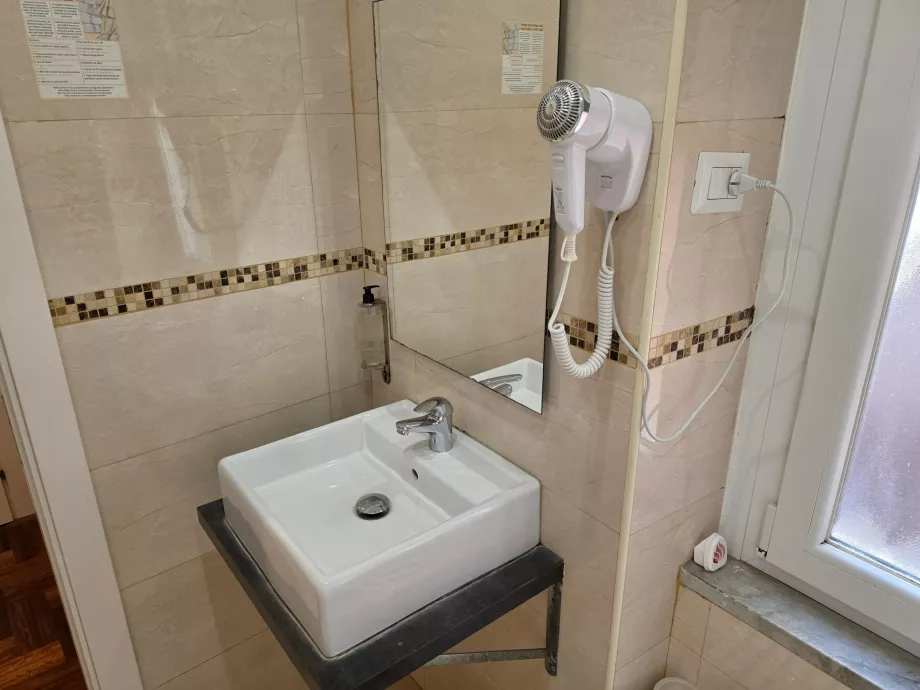 Saç kurutma makineli lavabo