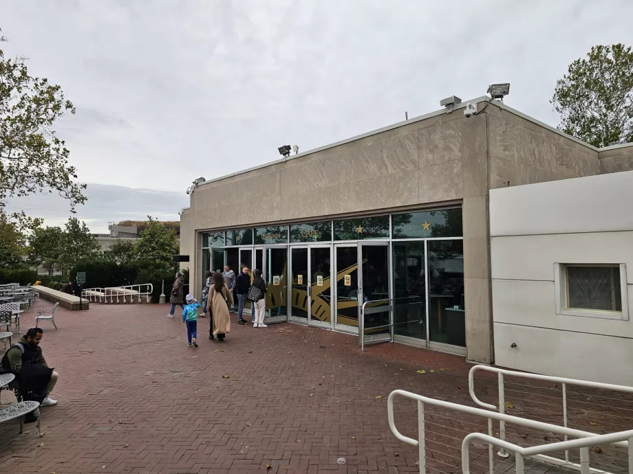 Müze ve iskeledeki kafeler