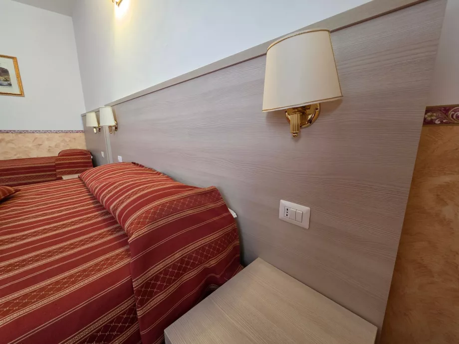 Çekmeceler ve başucu lambaları