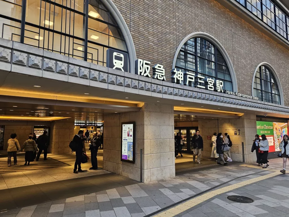 Hankyu trenleri için Sannomiya istasyonu