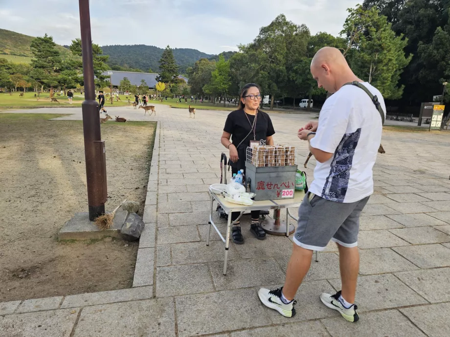 Nara Parkı, geyikler için yiyecek satışı