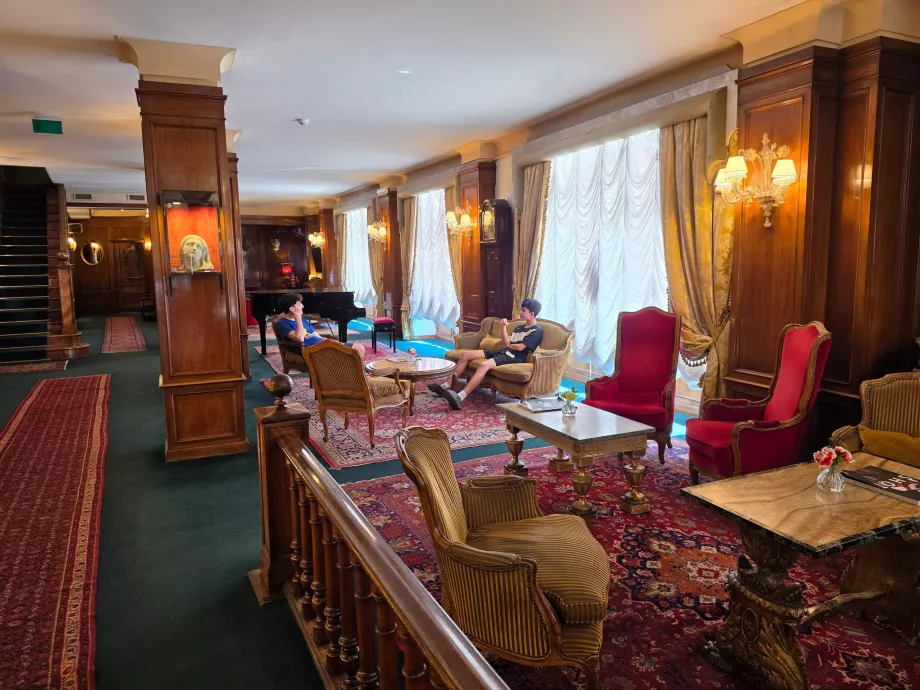 Otel lobisi