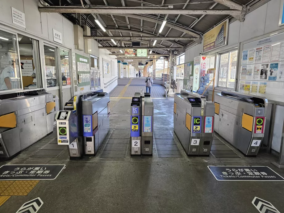 Platform girişindeki turnikeler