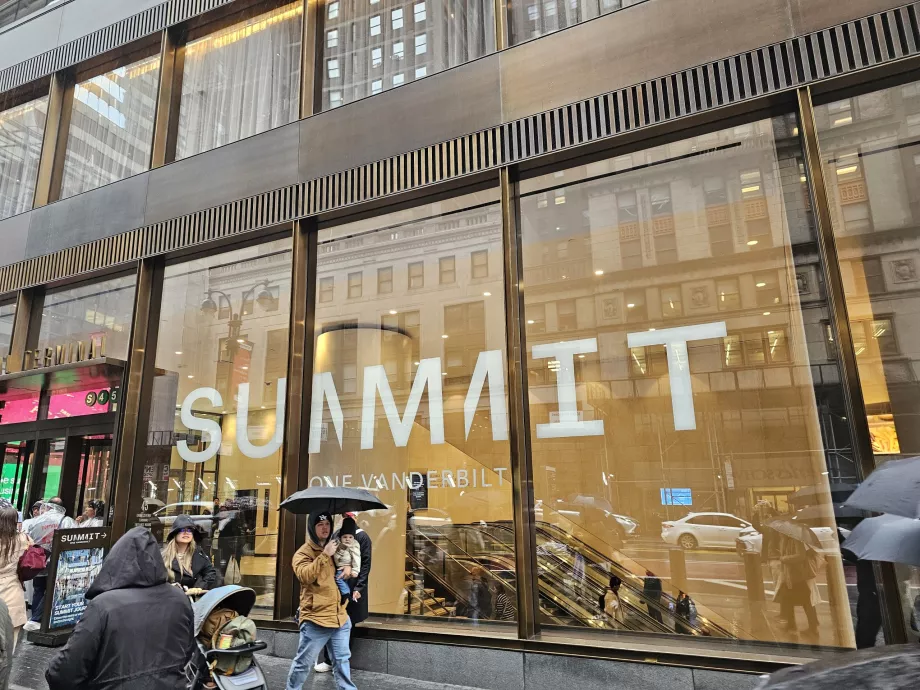 Summit One Vanderbilt, dış mekan girişi