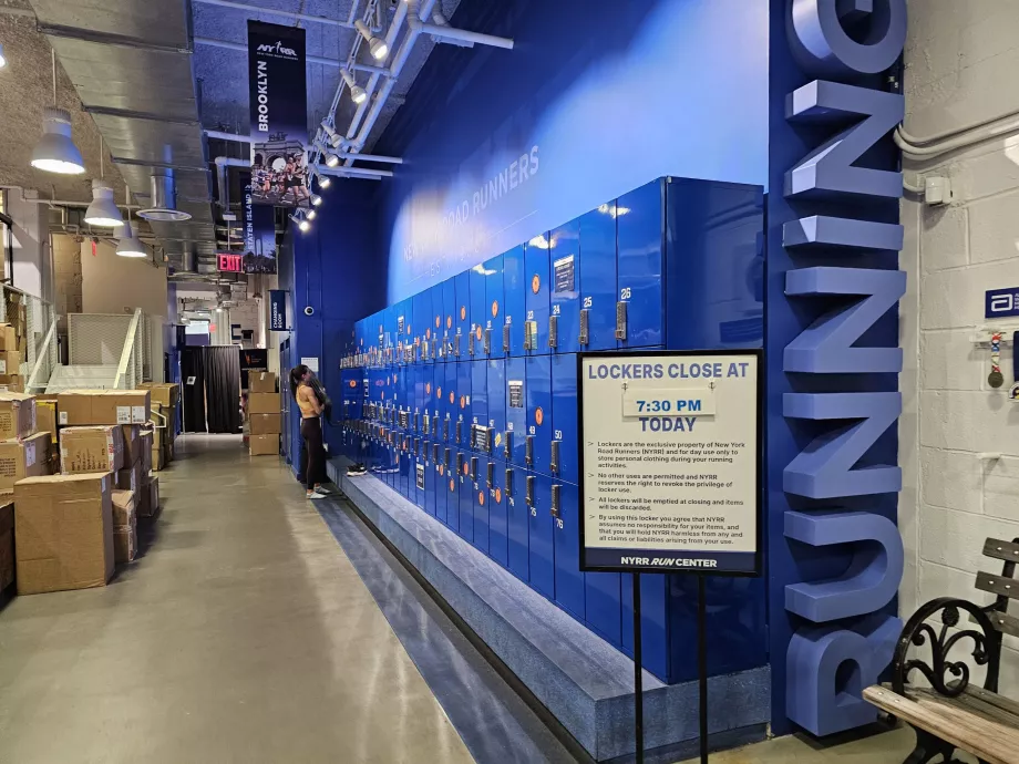 NYRR merkezi, koşucular için bagaj muhafazası