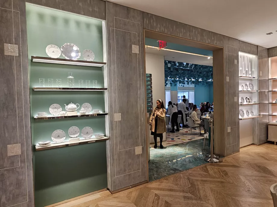 Tiffany &amp; Co., Blue Box Café'nin girişi