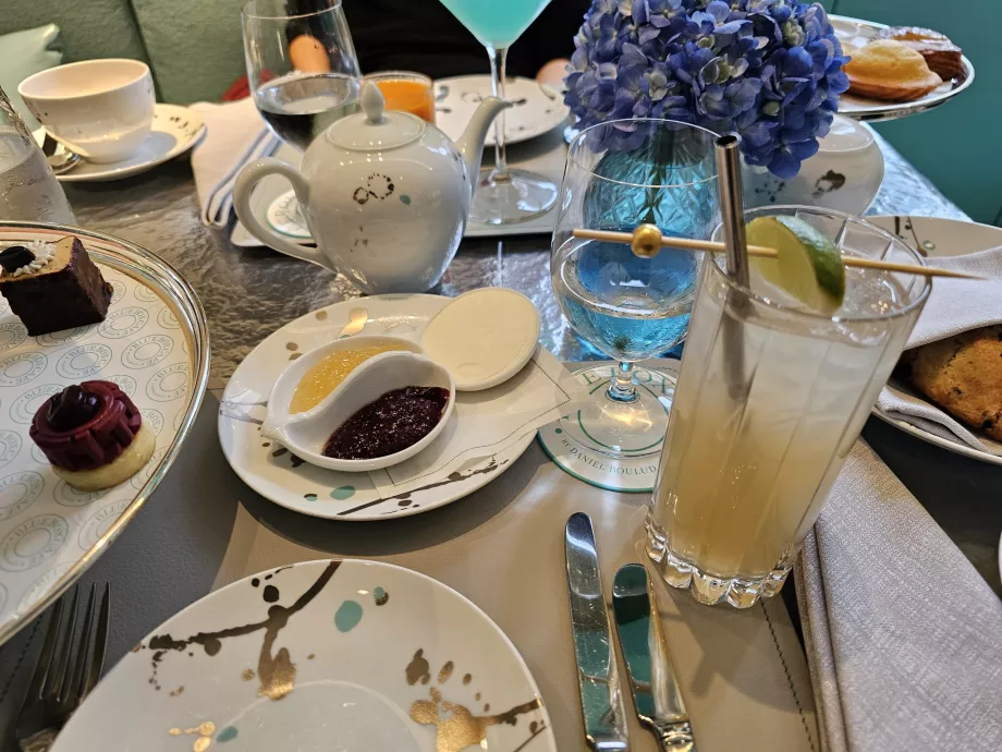 Mavi Kutu, marmelat, tereyağı ve kokteyl