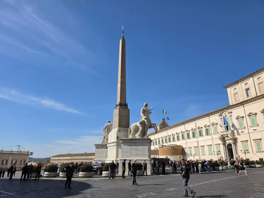 Quirinal Sarayı'nın önündeki meydan