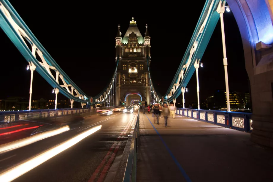 Tower Bridge üzerinde yürürken