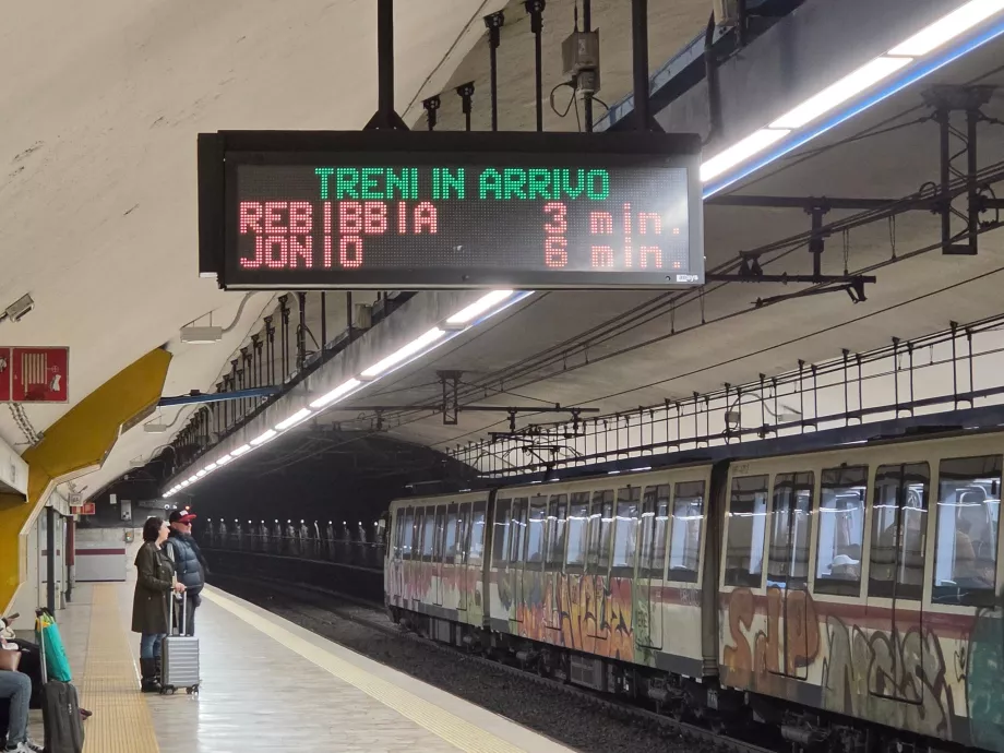 Metrodaki bilgi panoları