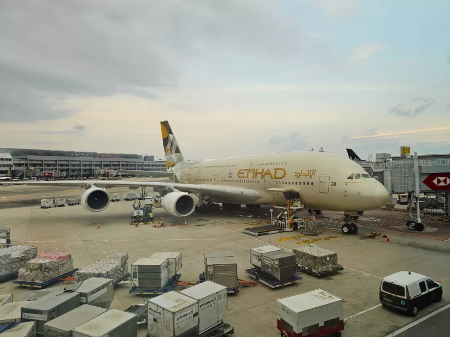Singapur Havalimanı'nda kapıda bekleyen bir Airbus A380