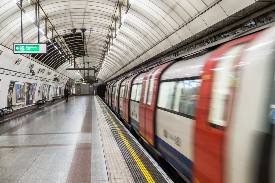 Londra Metro İstasyonları