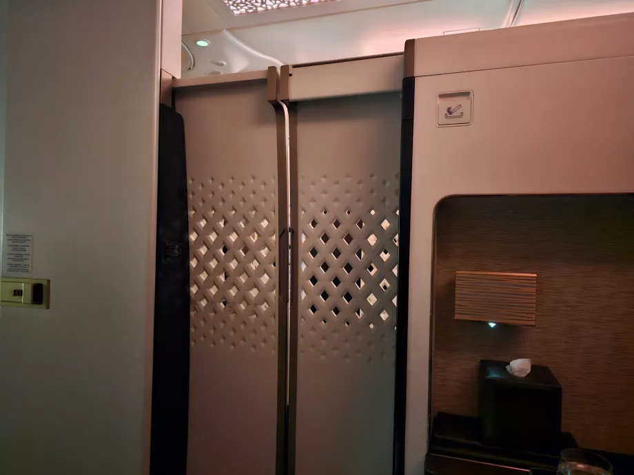 Koltuk ile koridor arasındaki kapalı bir kapı