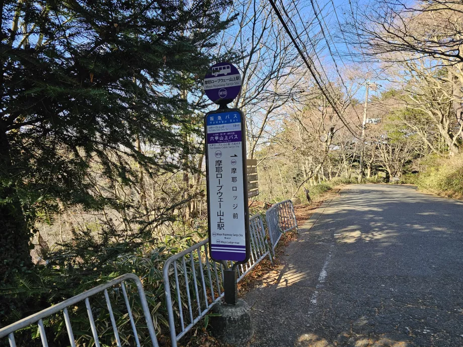 Maya Dağı'nda otobüs durağı