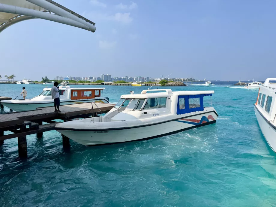 Havalimanından Malé'ye tekne ile