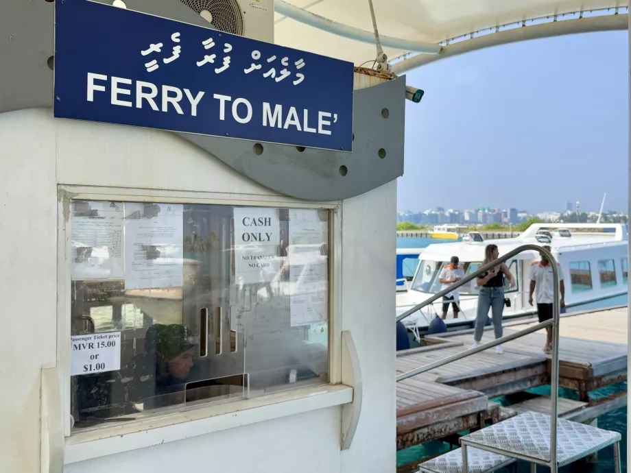 Havalimanından Malé'ye giden tekne