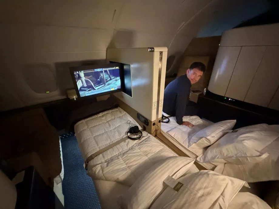 Etihad Airways’in Birinci Sınıf bölümündeki yatakta ben