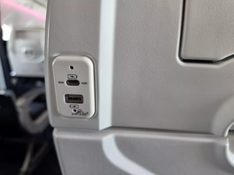 Elektronik cihazları şarj etmek için USB bağlantı noktaları