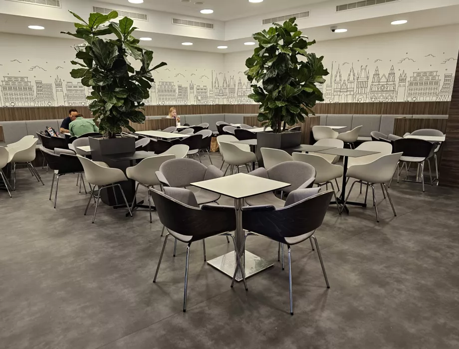 Lounge'ın sakin bir köşesindeki yemek masaları