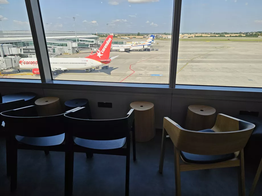 Bekleme salonundan uçakların manzarası