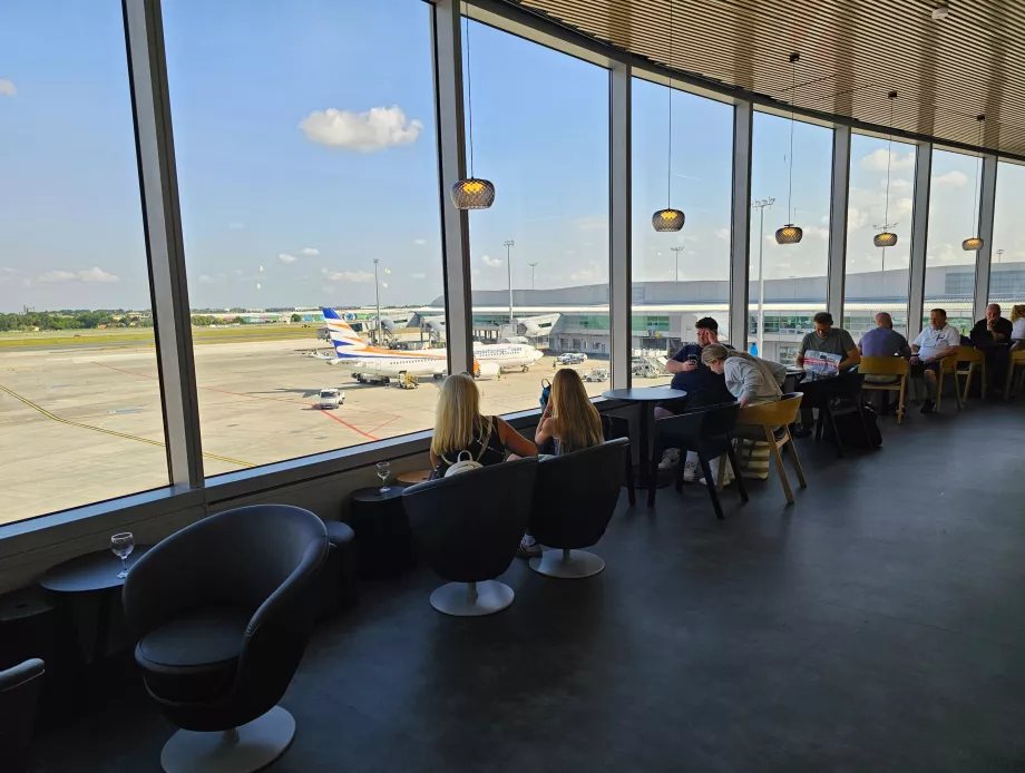 Salondan havaalanı apronuna bakış