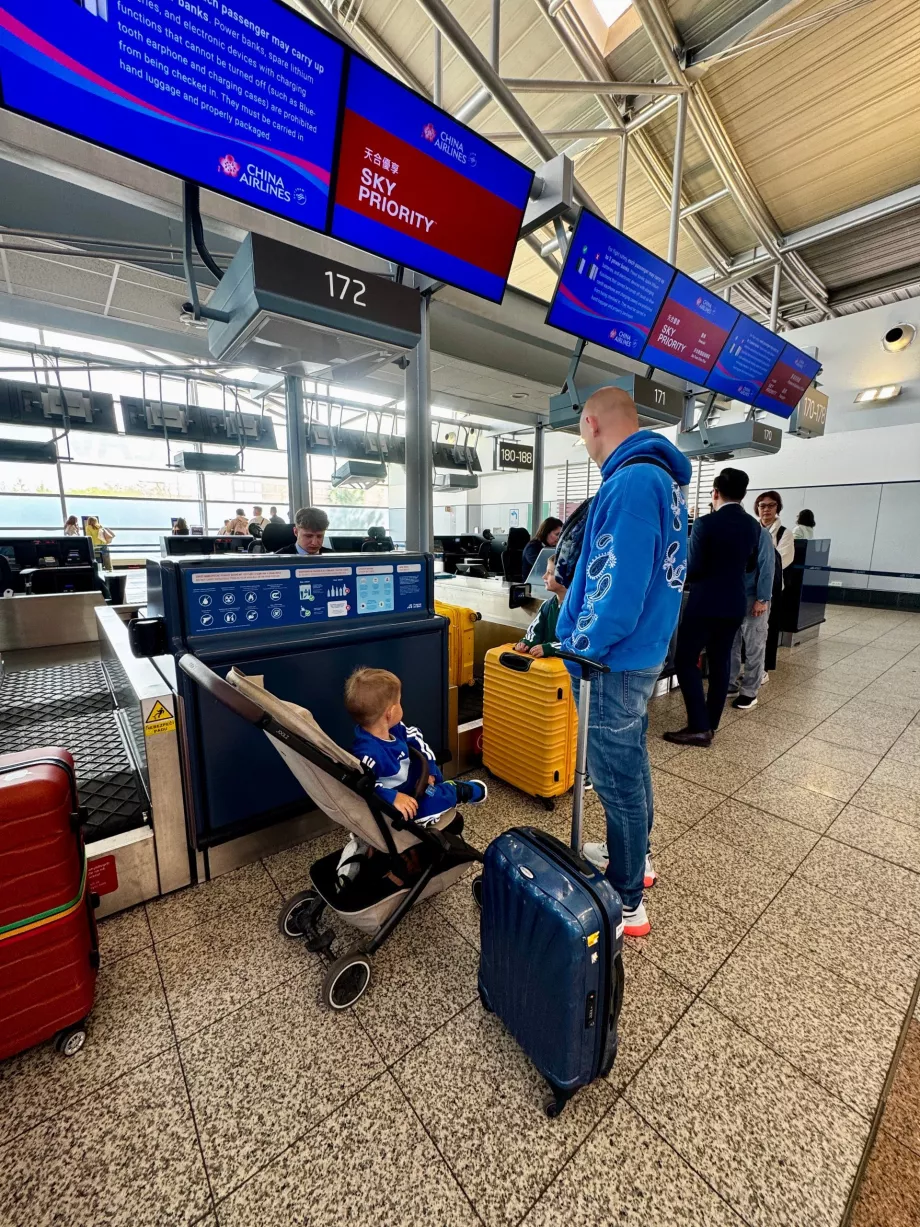 Prag şehrindeki CI68 uçuşu için check-in yapın