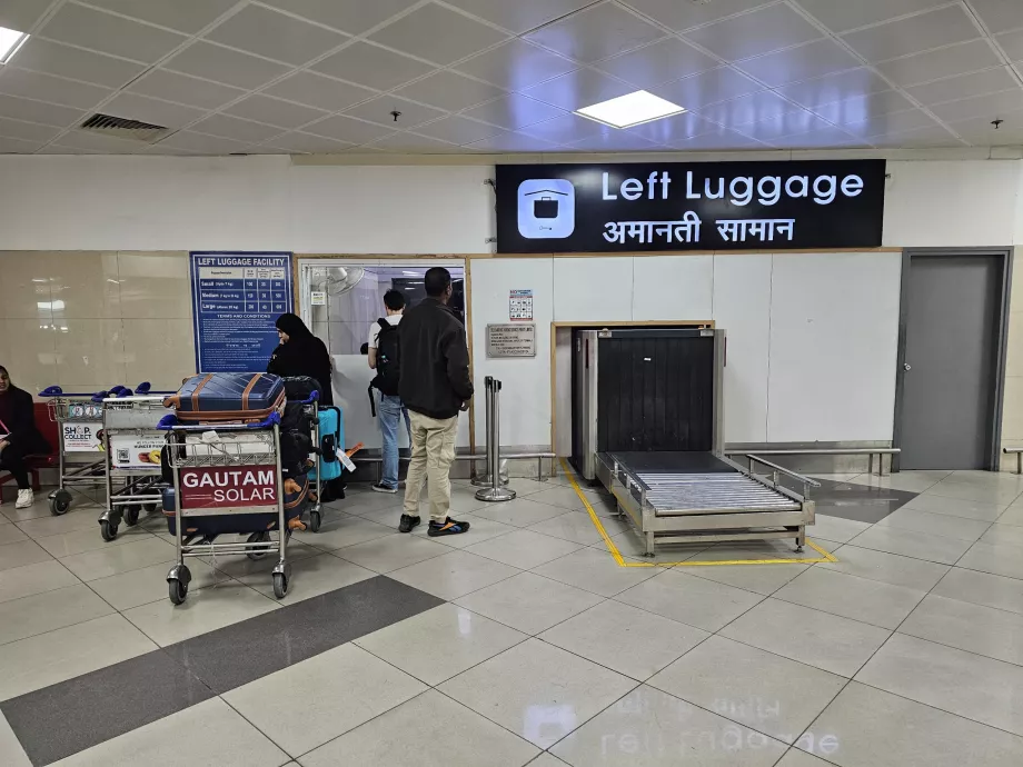 Metro istasyonunun üzerindeki binada bagaj muhafazası