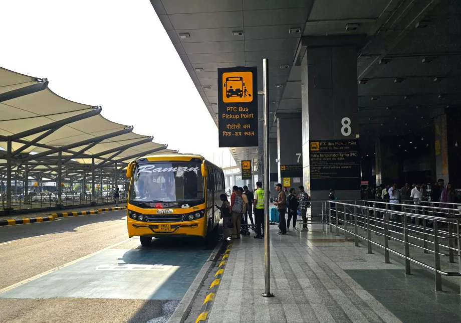 Toplu Taşıma Merkezine giden servis otobüsü