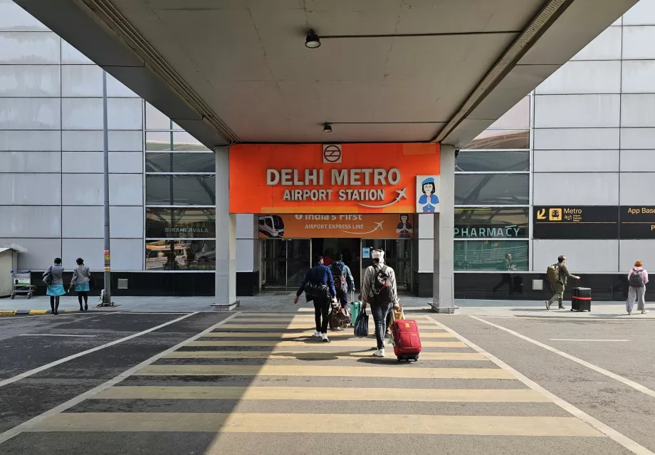 Metro istasyonuna giriş