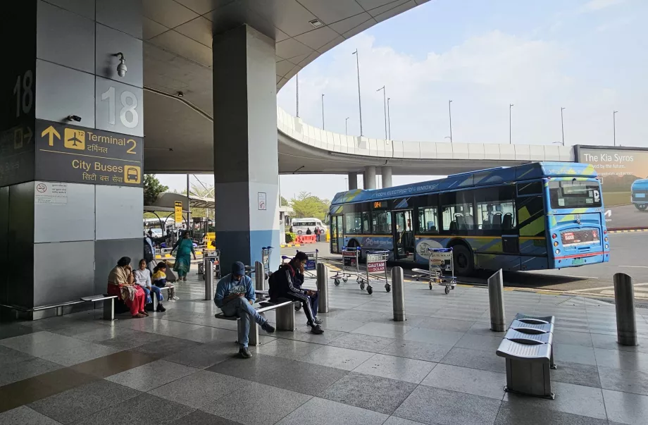 Terminal 3 önündeki şehir içi otobüs durağı
