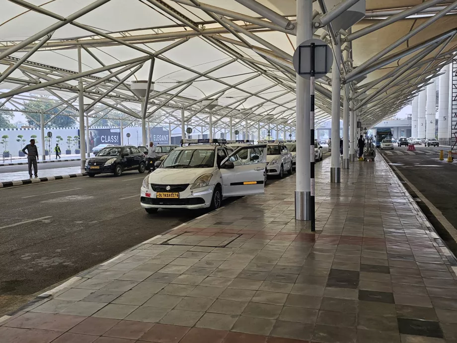 Terminal 1'in önünde taksi