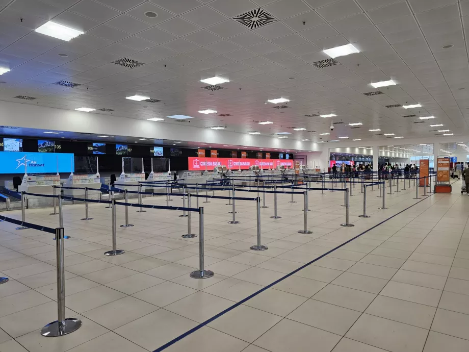 Zemin katta check-in masaları
