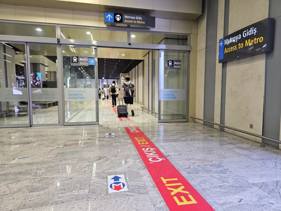 Metro istasyonuna giriş