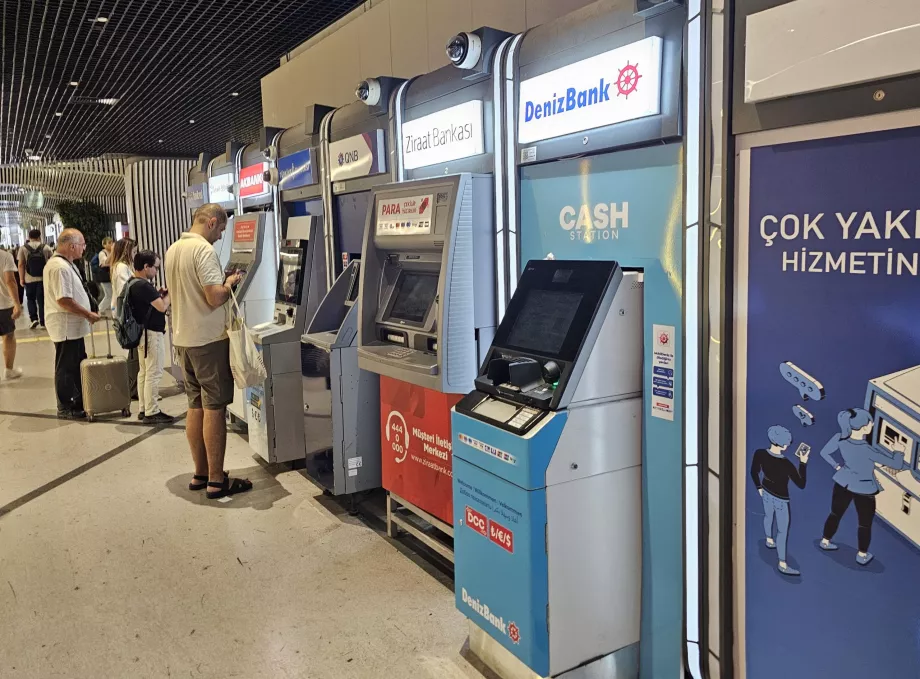 Metro istasyonunun girişindeki ATM'ler