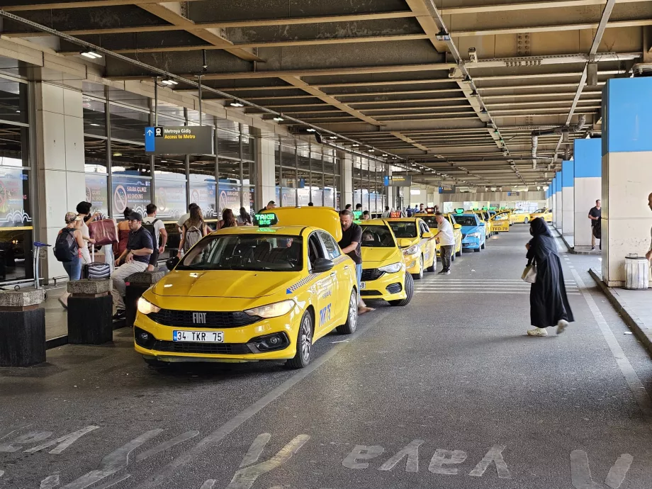 Varış salonunun önünde taksi