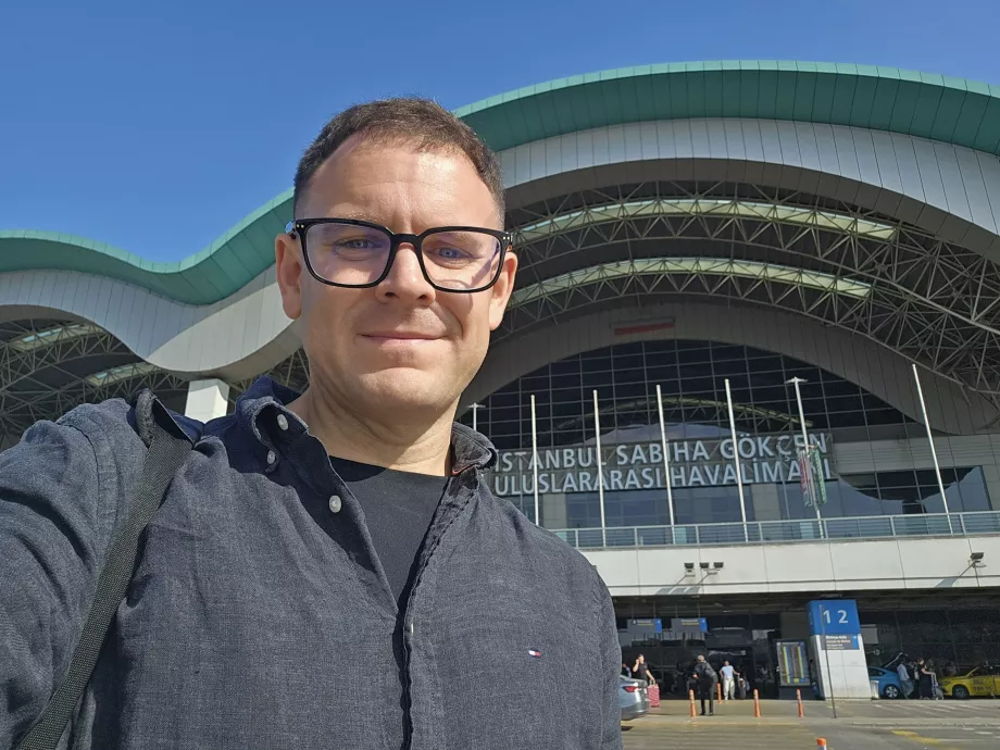 İstanbul SAW Havalimanı terminali önünde ben