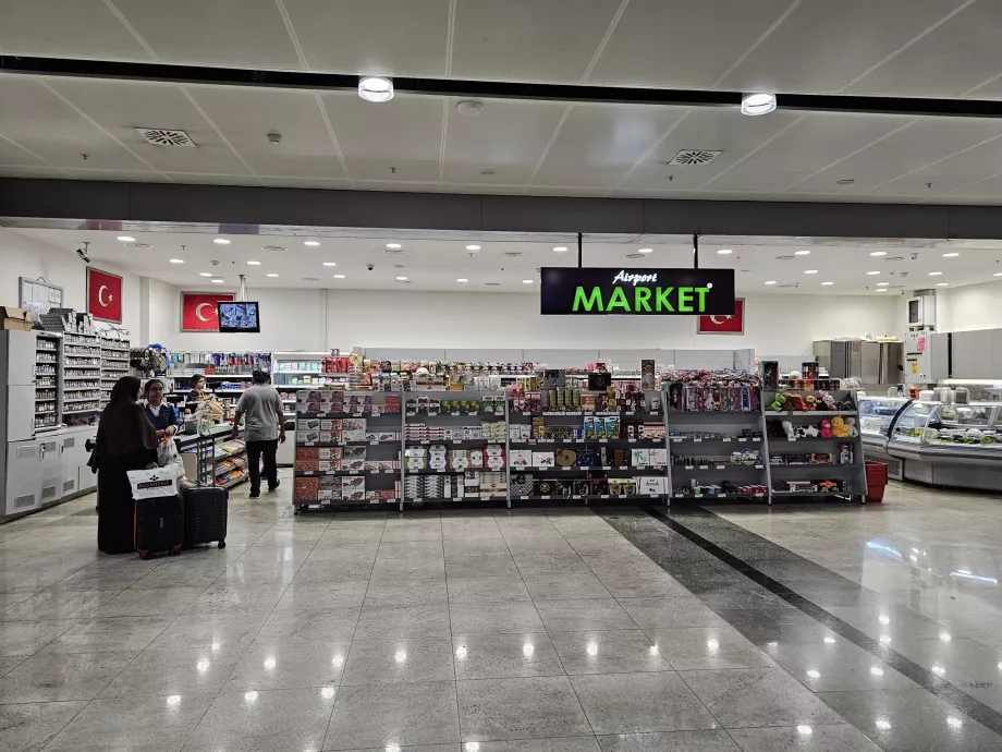 Gelen yolcu salonundaki süpermarket