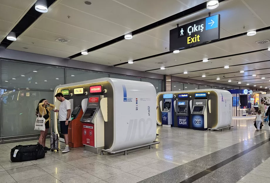 Gelen yolcu salonundaki ATM'ler