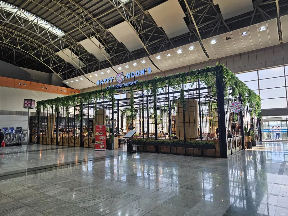 Kalkış ortak alanındaki restoran