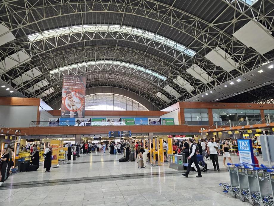 İstanbul SAW Havalimanı gidiş salonu