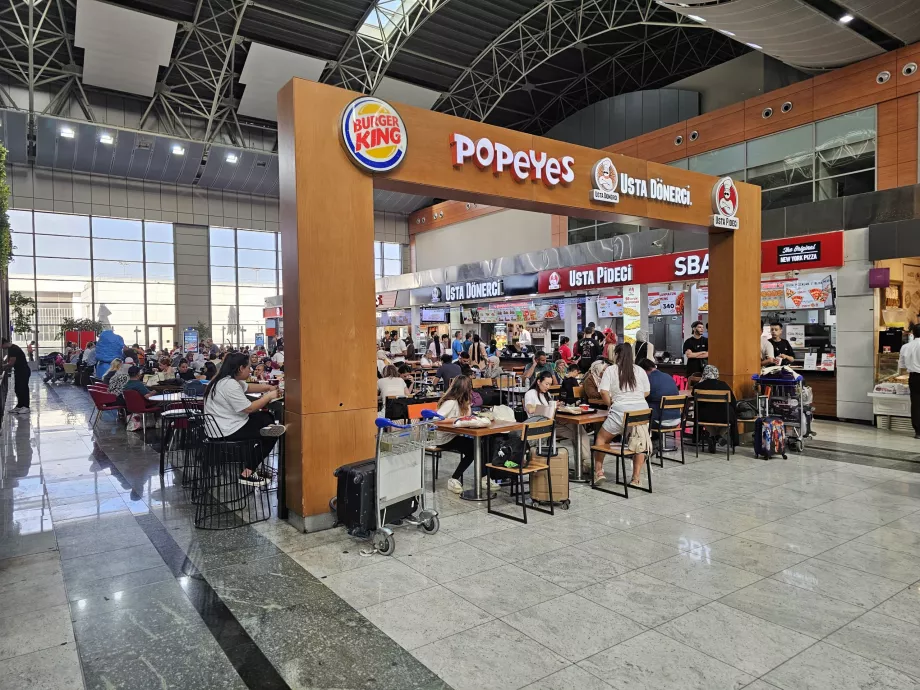 Halka açık alanda yemek alanı