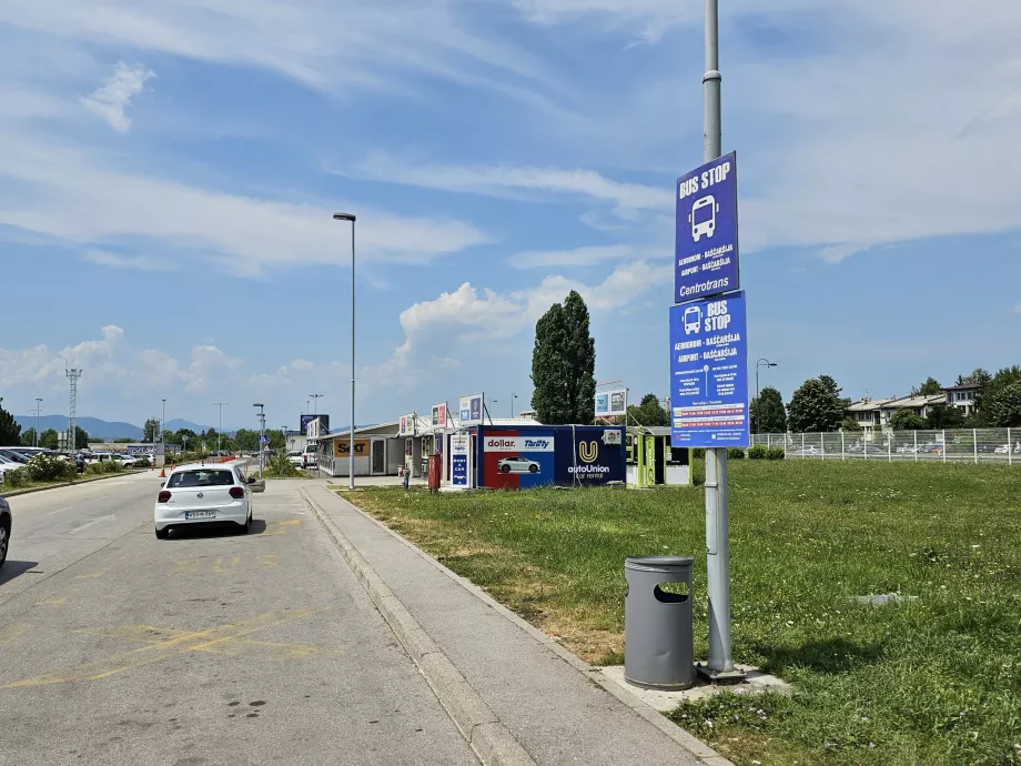 Havalimanındaki otobüs durağı