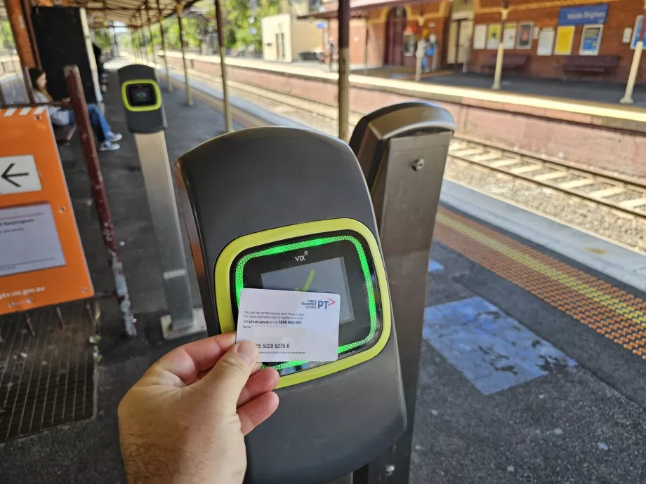 Metro veya tren istasyonuna girmeden önce validatör