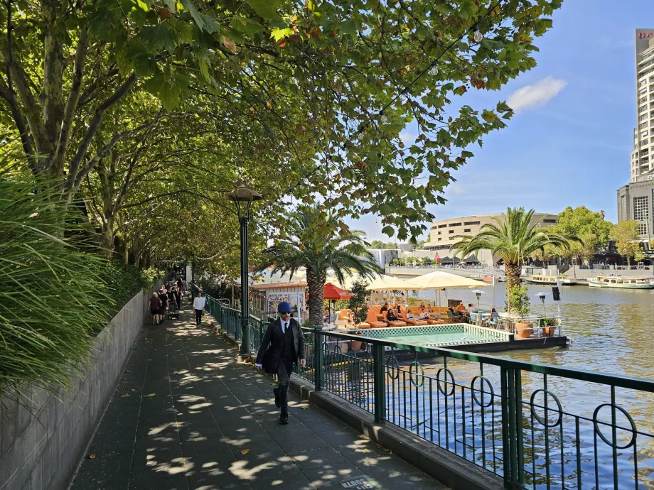 Yarra Nehri boyunca uzanan set