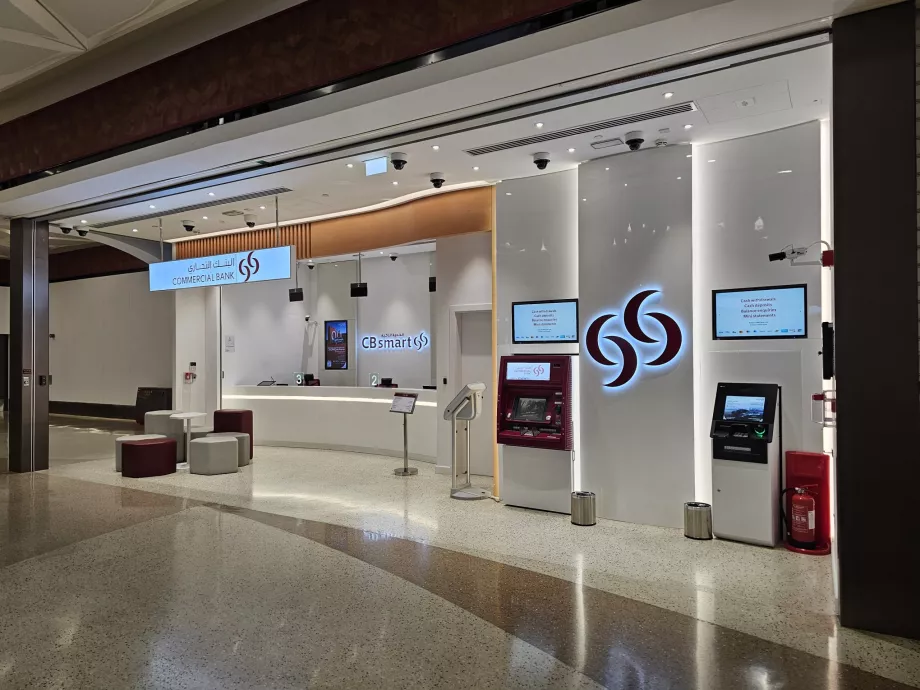 Metro istasyonu yakınında döviz bürosu ve ATM bulunan banka